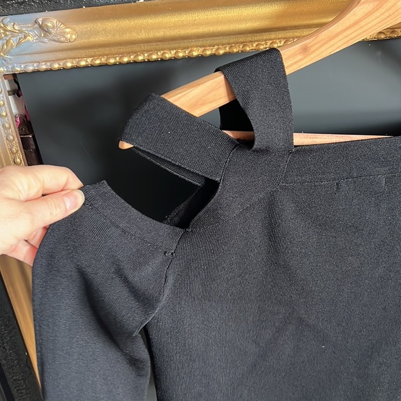 H:ours Black exposed shoulder stretchy knit top/ Size M - Picture 3 of 5